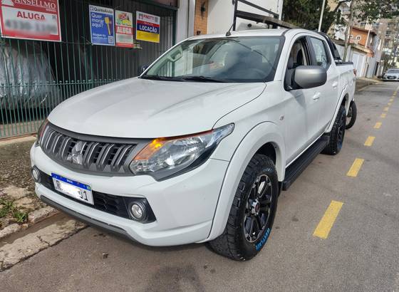 MITSUBISHI L200 TRITON 2.4 16V TURBO DIESEL GL CD 4X4 MANUAL MITSUBISHI L200 TRITON 2.4 16V TURBO DIESEL GL CD 4X4 MANUAL